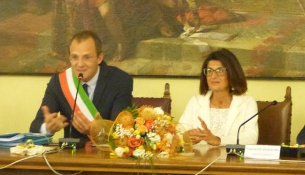 Il sindaco Filippo Galbiati e la professoressa Anna Maria Beretta