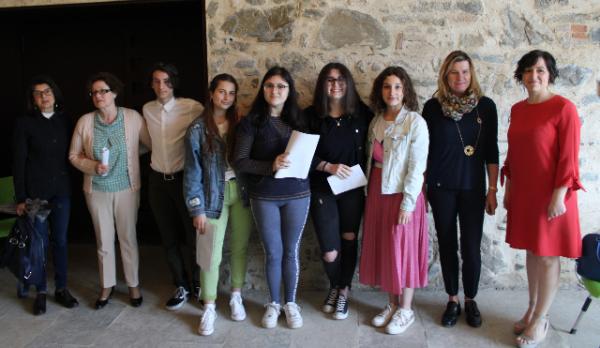 Gli studenti che hanno preso parte all'iniziativa insieme alle insegnanti, a Marta Comi del Consorzio Villa Greppi e alla dirigente scolastica Anna Maria Beretta (prima da sinistra)